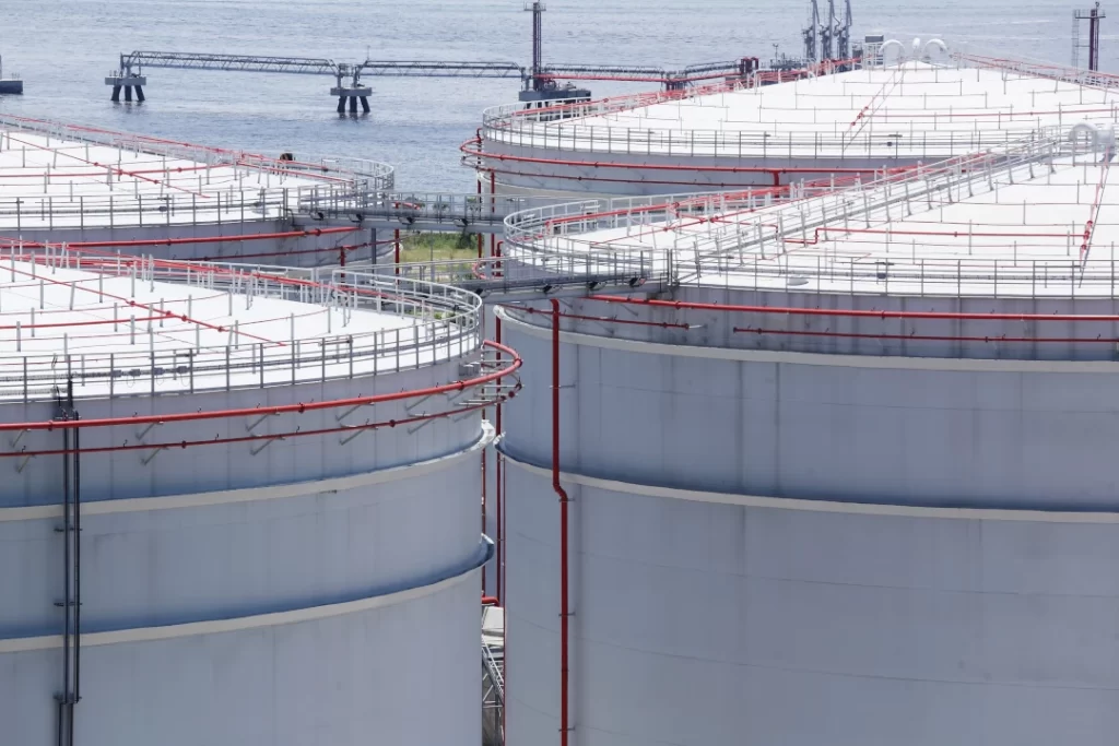 industrial-storage-tanks-near-the-water